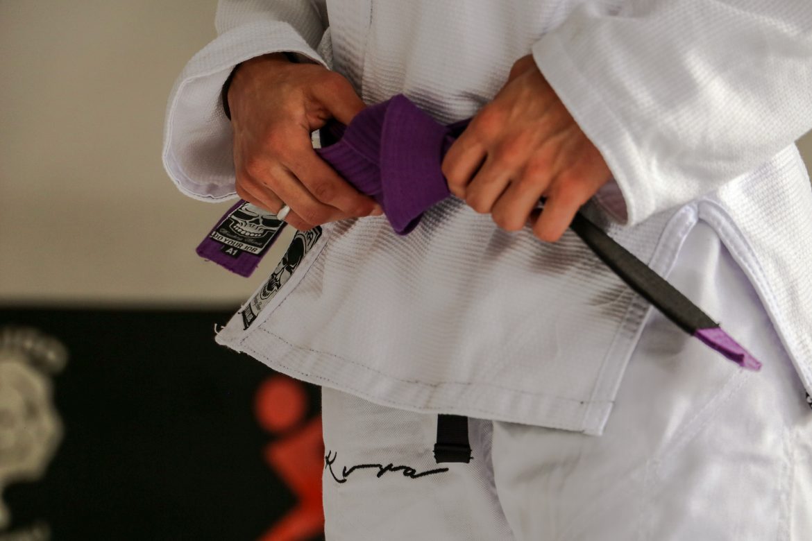 Deise e Bárbara (12) Amarrando faixa de jiu jitsu