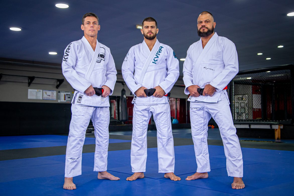 Lutadores de jiu jitsu com kimono KVRA