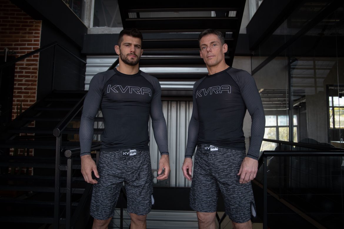 Dois homens com lycras da KVRA